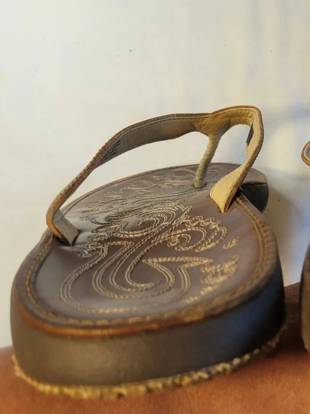 OluKai Panio Lo Leather Thong Sandals Brown Women's 10 EU 40
